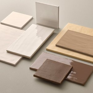 Figure van Mutina in Clay mat op de vloer: twee organische vormen door elkaar