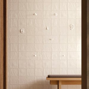 Mud mat en Mud glanzend van Mutina naast elkaar op een tafel
