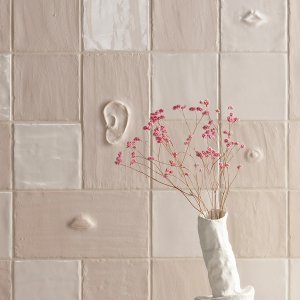 Wand in Faces & Figures Chalk mat met een Face-compositie van Mutina