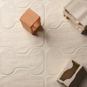 Licht bekraste textuur van Italiaanse keramiek van Mutina van dichtbij