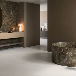 Designkranen van Fantini: Flora in Brushed Steel Look op donkere steen