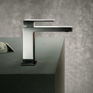 Directiebadkamer met Mint van Fantini bij de wastafel en in de douche