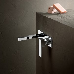 Eengatsmengkraan Mint van Fantini naast een keramische opzetwastafel