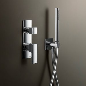 Wandkraan Mint met rozetten en uitloop van 19 cm in chroom boven de wastafel