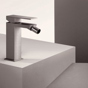 Fantini Mint in de hoge uitvoering, afwerking Matt Black, bij een opzetkom