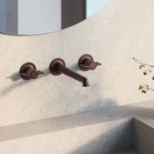 Driegatskraan Flora van Fantini op de wastafel met eenvleugelige grepen in chroom