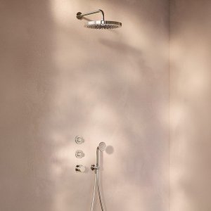 Handdouche Flora in de houder aan de wand, met doucheslang