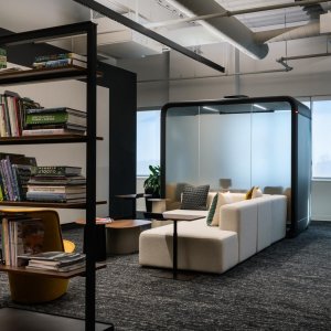 Donkere Framery Four naast werkplekken