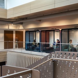 Banken tegenover elkaar in de Framery Four Lite