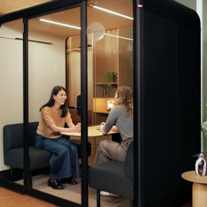 Touchscreen aan de wand in de Framery Four Base