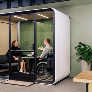 Framery Four Accessible met opklapbaar meubilair