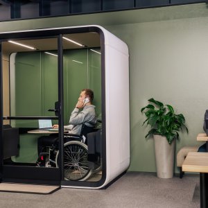 Framery Four in profiel met deur open op 180 graden