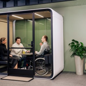 Whiteboard aan de rail naast de Framery Four