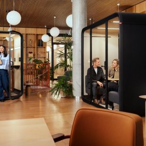 Vergadering met vier personen in de Framery Four
