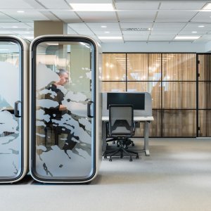 Zijaanzicht van de Framery One Compact op ruim een vierkante meter