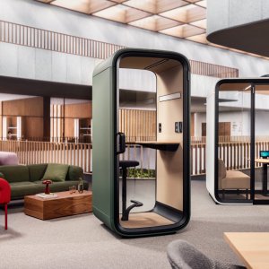 Framery One Compact op zwenkwielen tijdens een kantoorverhuizing