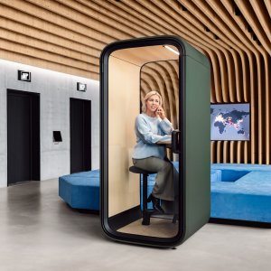 Interieur van de Framery One Compact met berkenhouten tafel
