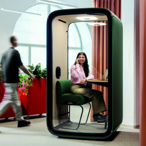 Elektrisch bureau op stahoogte in de Framery One pod