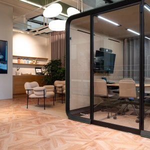 Donkere Framery Six naast werkplekken