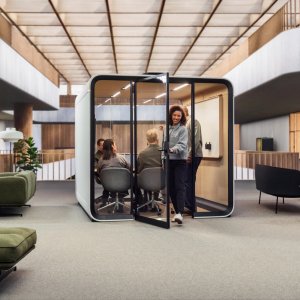 Vergadering met zes personen in de Framery Six