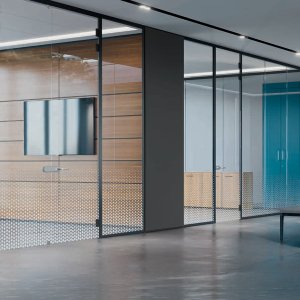 Vergaderruimte met een smal omkaderde glazen wand