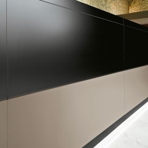 Aluminium kabelklep in het werkblad van de receptiebalie Vogue
