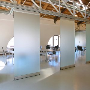 Uitneembare slinger aan de achterzijde van een PMI-paneel