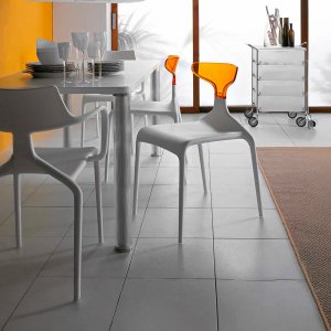 Design stoelen Punk en Shark in een ruimte
