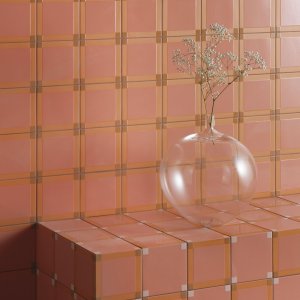 Detail van de matte en glanzende glazuren van de collectie