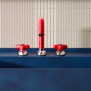 Badkamer met douche en wastafelkraan I Balocchi van Fantini in hetzelfde blauw