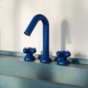 Rode boogvormige uitloop van de wastafelkraan I Balocchi van Fantini