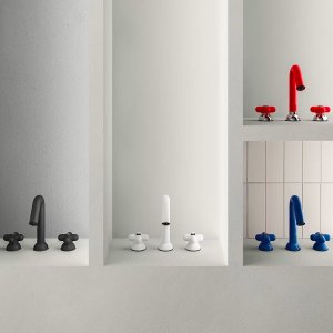 Designkranen in kleur: wandkraan I Balocchi in blauw op een plaat van natuursteen