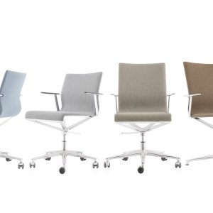 Vergaderstoelen Stick Chair van ICF Office rond de vergadertafel
