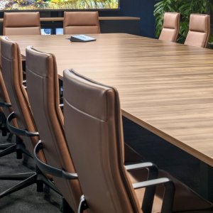 Valea Soft in volnerf leer aan een bureau