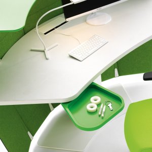 Hangende cpu-houder onder het werkblad van de Funny Sat