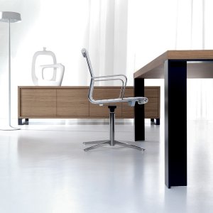 Complete directiekamer met New Loop bureau, vergadertafel en dressoir