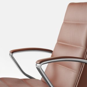 Gepolijst onderstel AL6 met wielen onder een Klivia van Kastel