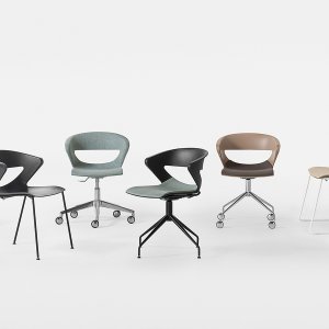 Vergaderstoelen en conferentiestoelen: Kicca van Kastel op vier poten rond een vergadertafel