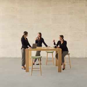 Naturel leren afwerking op het Kyo bureau