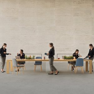 Detail van de gepaneelde poot van het Kyo bureau