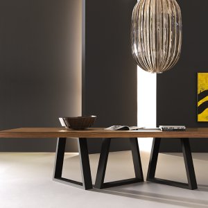 Handgestreken cementafwerking op een Kyo tafel