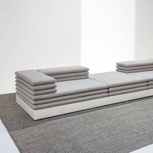 Tweezitsbank Acamante van LaCividina met beklede sokkel in een lounge