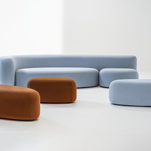 Lisse als alternatief voor een rij wachtstoelen, met beide poefen tegen de bocht