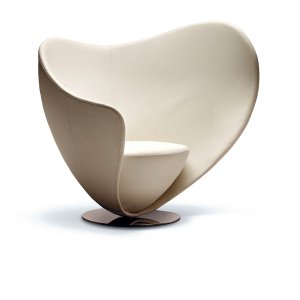 Draaifauteuil Mon Coeur in profiel op een ronde verchroomde voet