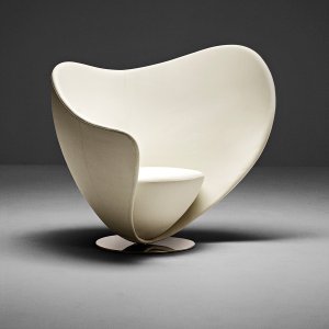 Mon Coeur-draaifauteuil van LaCividina van voren, de rand van de rugleuning tekent een hart