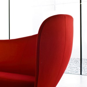 Achterkant van de Mon Coeur-fauteuil met de doorlopende gestoffeerde schaal