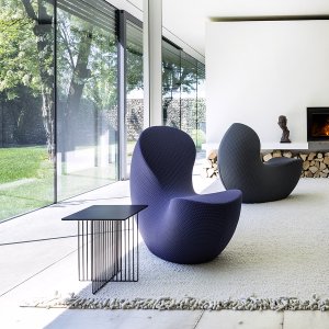 Vlakke basis met vilt onder de designfauteuil Nautile