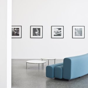 Wachtstoelen vervangen door een doorlopende Osaka-compositie voor de balie