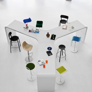Hoge tafel Brunch van Lapalma in een coworkingruimte