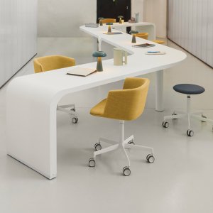 Cut van Francesco Rota aan een eettafel